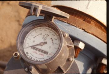 The display of a propeller meter registers both gallons per minute and total gallons.  Photo: L. Schwankl.