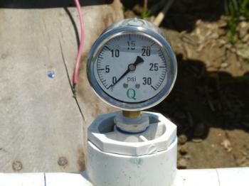Liquid-filled pressure gauge.  Photo:  L. Schwankl.