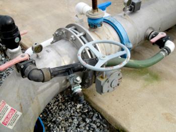 Venturi injector plumbed across a valve used as a pressure drop  Photo: L. Schwankl